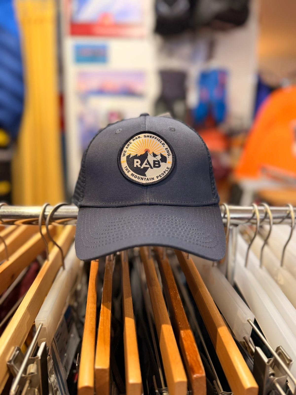 Casquette Rab bleue présentée en boutique